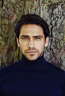 How tall is Luke Pasqualino?